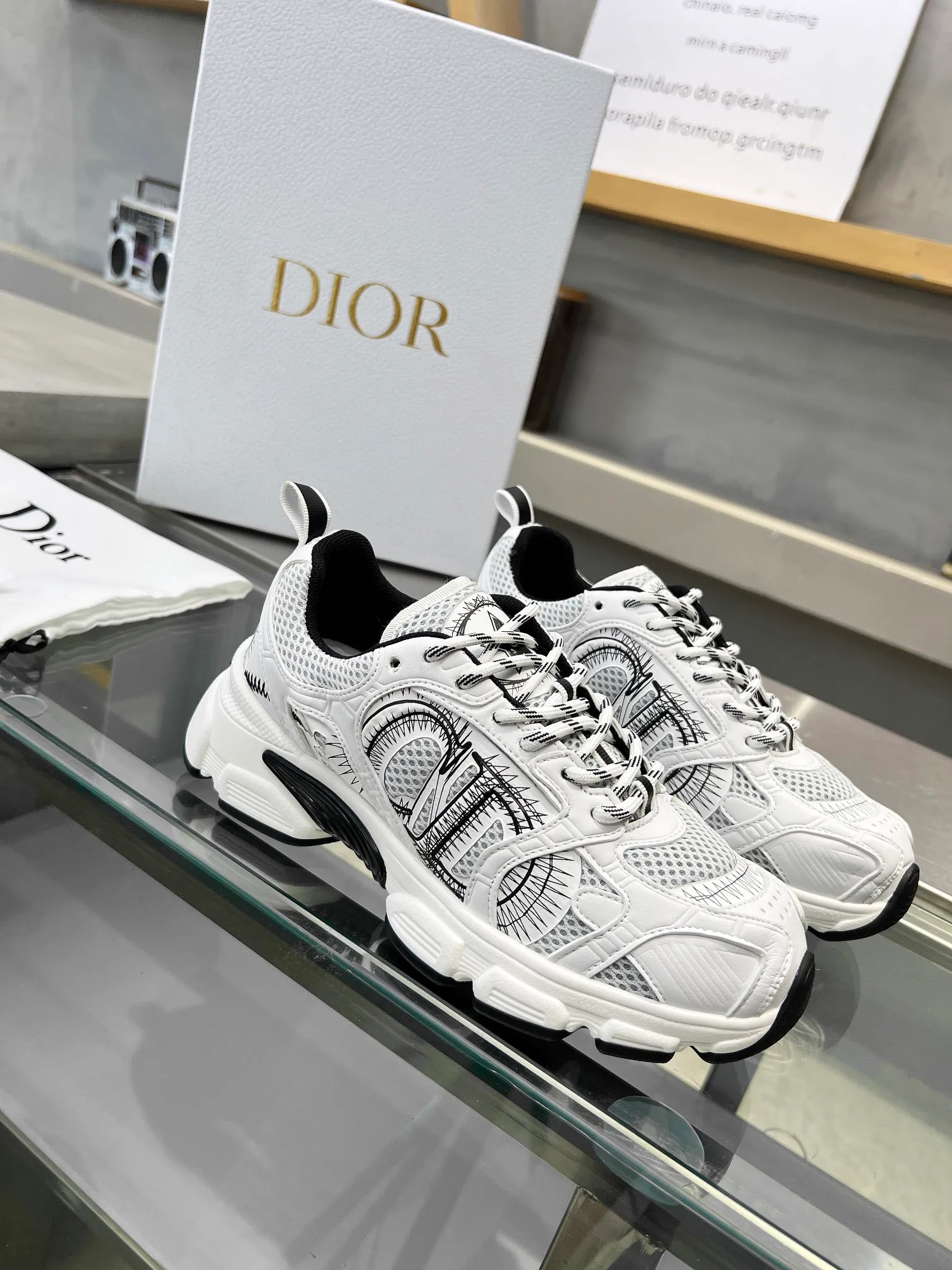 👟👟Ex-factory price 560👟👟 ⭐⭐⭐2024 latest hot style Reba's same model as Dior DIOR's brand new CHRONO shoes. A large number of silver glossy structures with gray mesh material. The rebound of the soles has also been improved. The ultra-light outsole feels great👍👍👍. It has increased by 5 centimeters. The recently popular thick-soled style makes me fall in love with it at first glance. Women's wear 35-40. Normal orders. Men's wear 40-45 pre-sale.